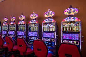 Detailed bet entry showing game name, stake, outcome, and payout